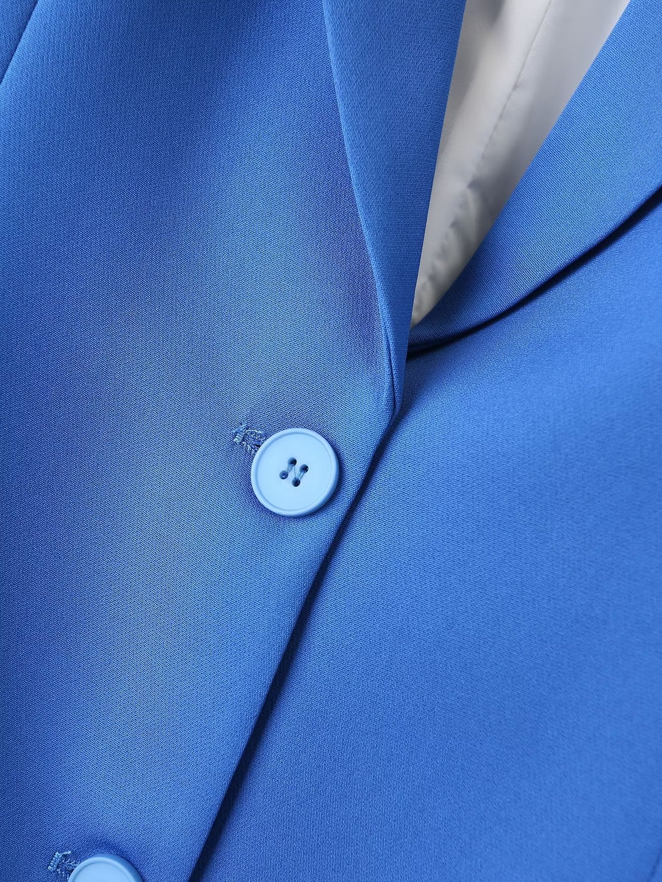 Tragen Sie einen geraden, lässigen Blazer mit geradem Bein und einer Hose
