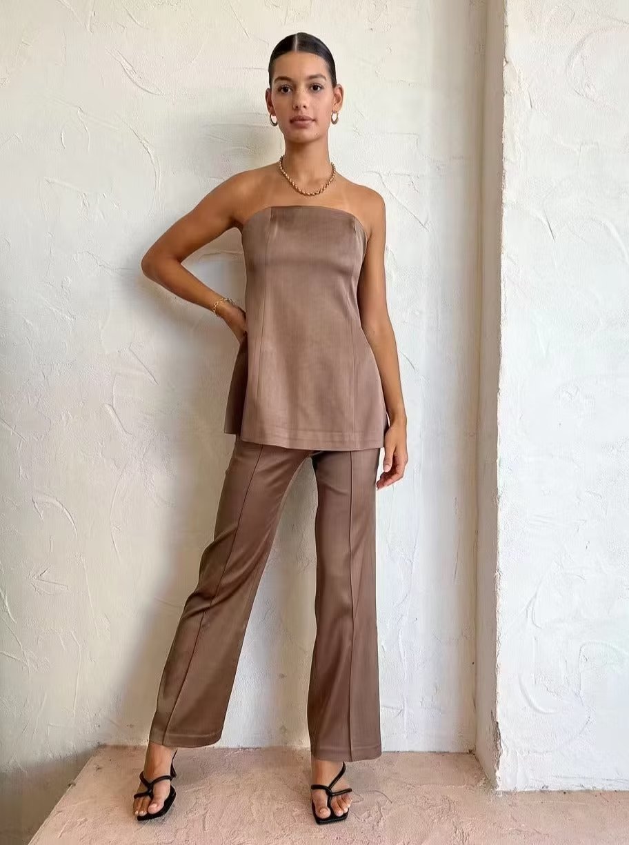 Ensemble haut tube à épaules dénudées et pantalon droit taille haute