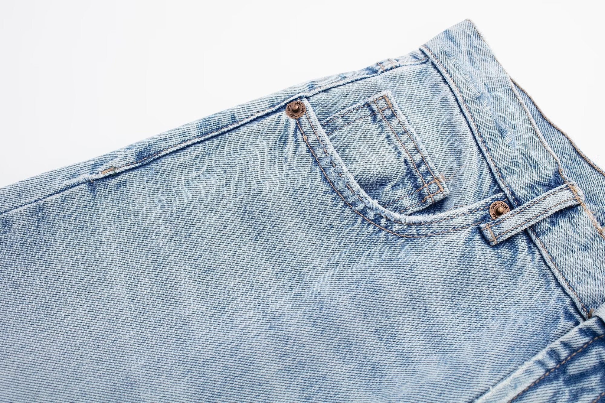 Jean droit taille haute avec décoration de trous perforés