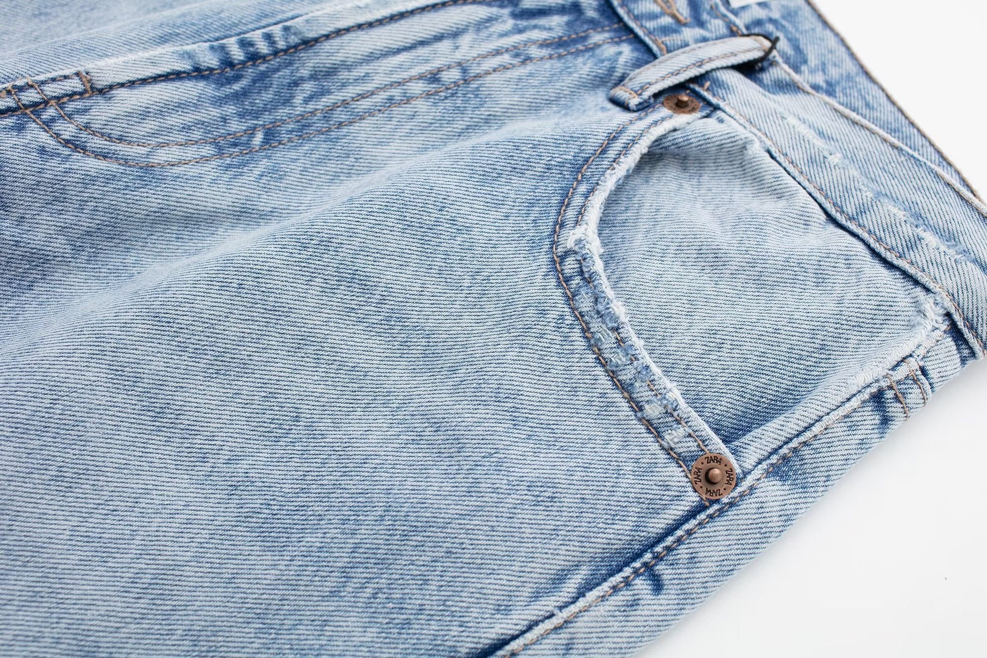 Jean droit taille haute avec décoration de trous perforés