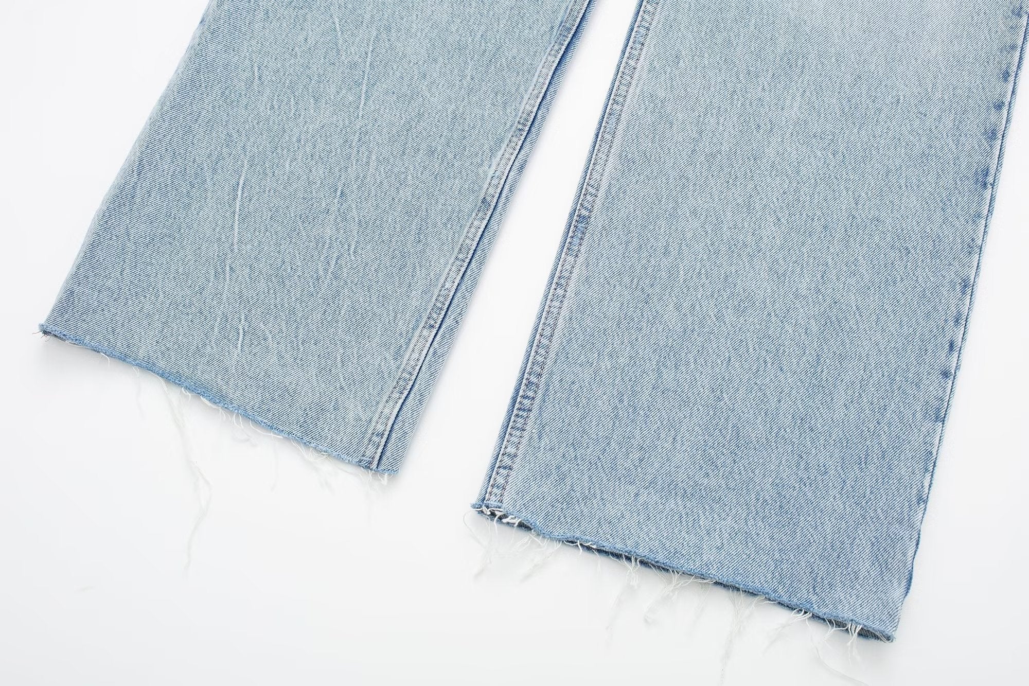 Jean droit taille haute avec décoration de trous perforés