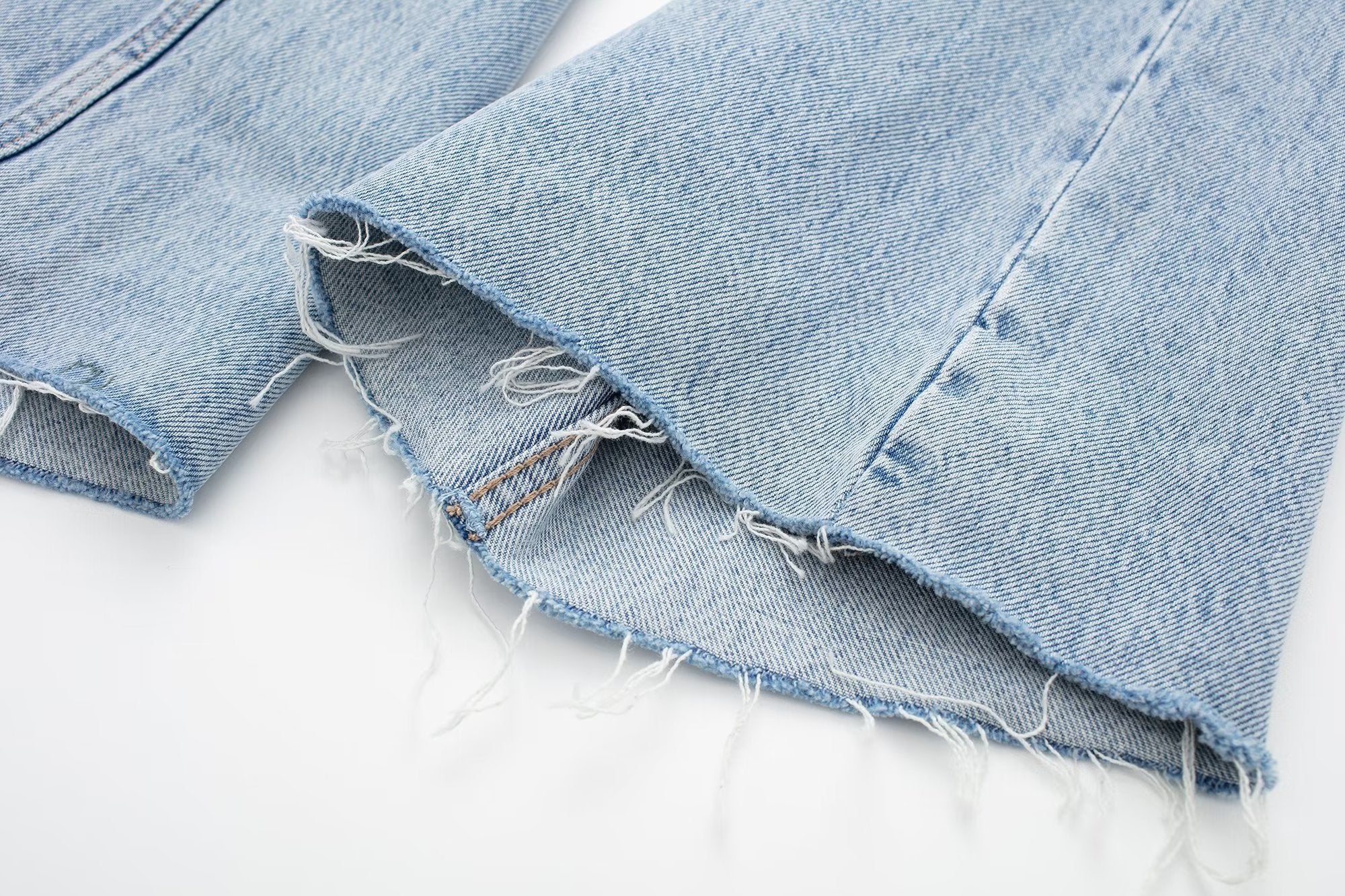 Jean droit taille haute avec décoration de trous perforés