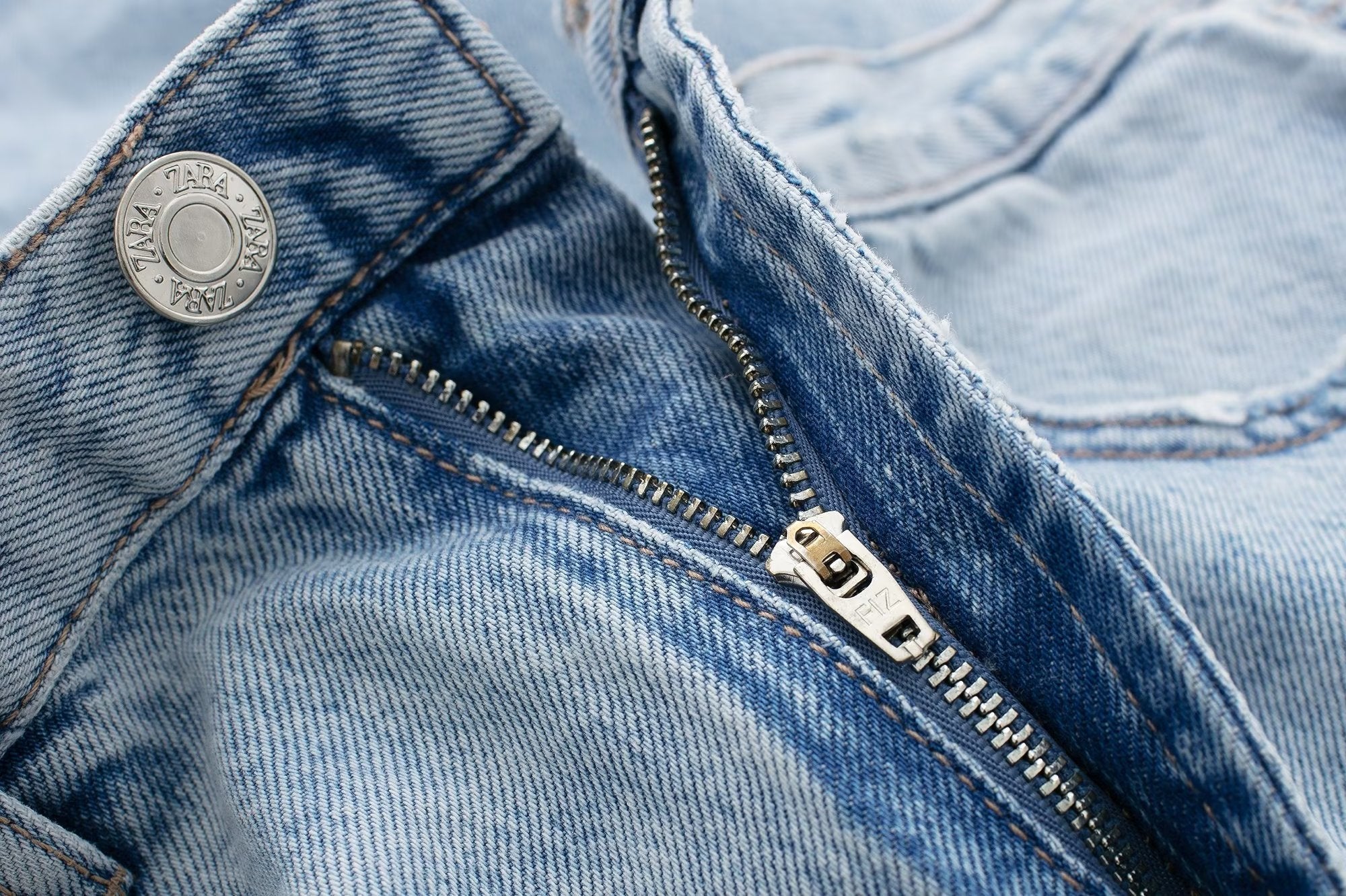 Jean droit taille haute avec décoration de trous perforés
