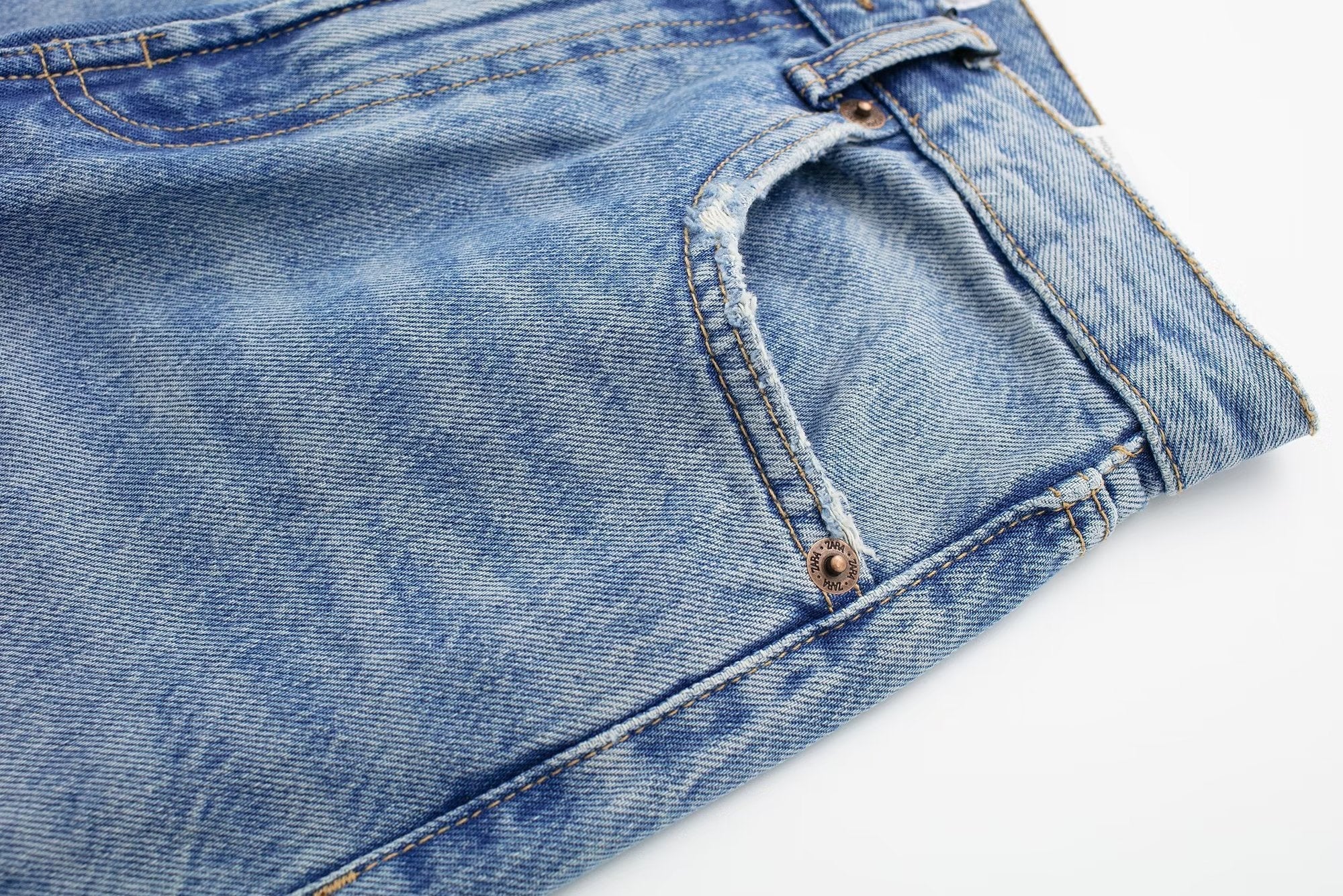 Jean droit taille haute avec décoration de trous perforés