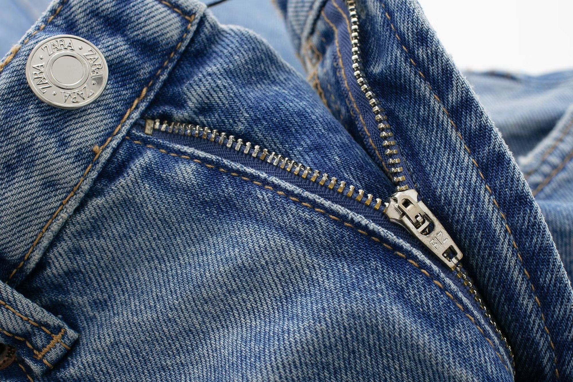 Jean droit taille haute avec décoration de trous perforés