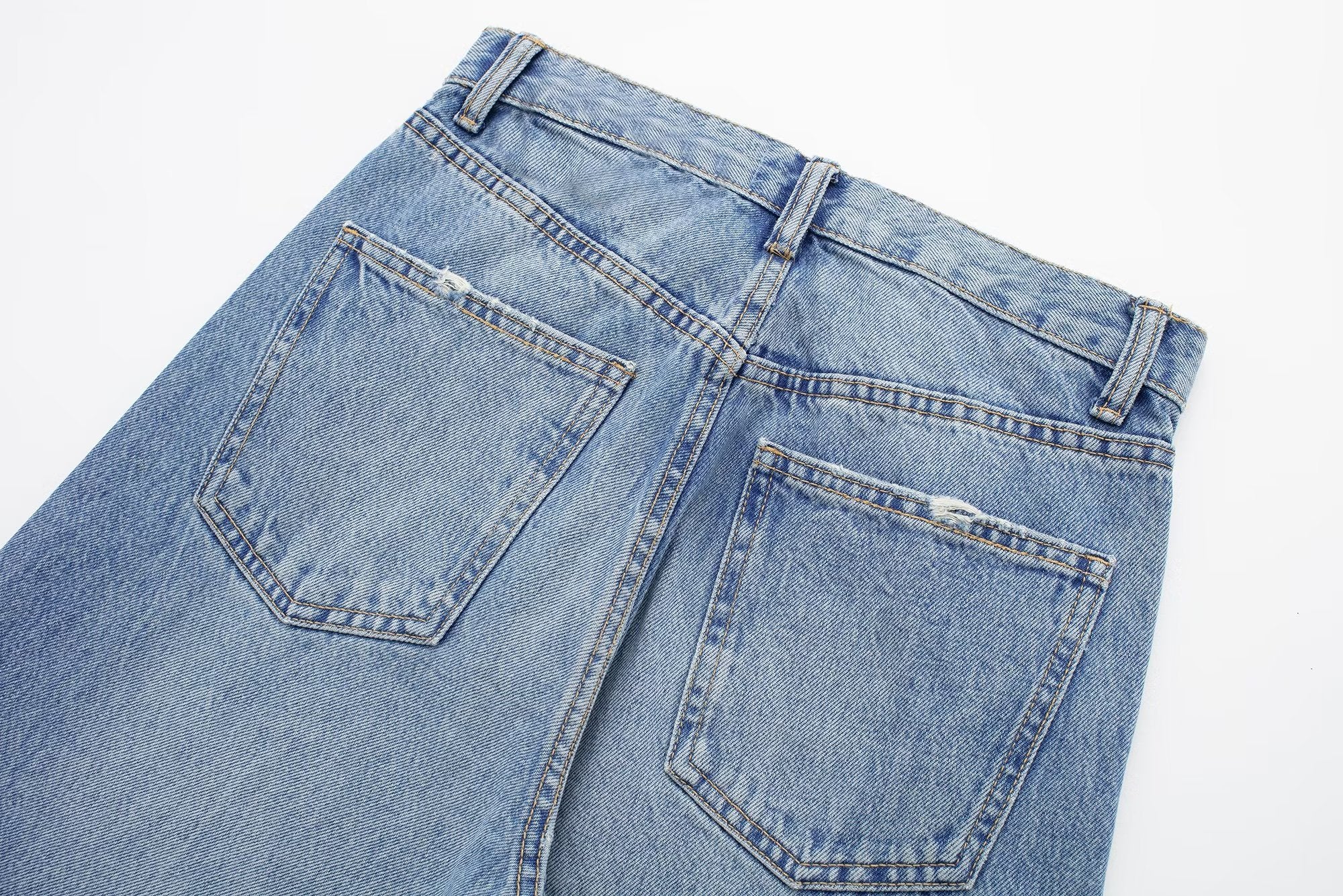 Jean droit taille haute avec décoration de trous perforés
