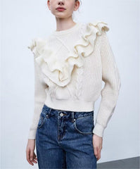 Sanfter weißer gerüschter Häkelpullover