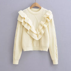 Sanfter weißer gerüschter Häkelpullover
