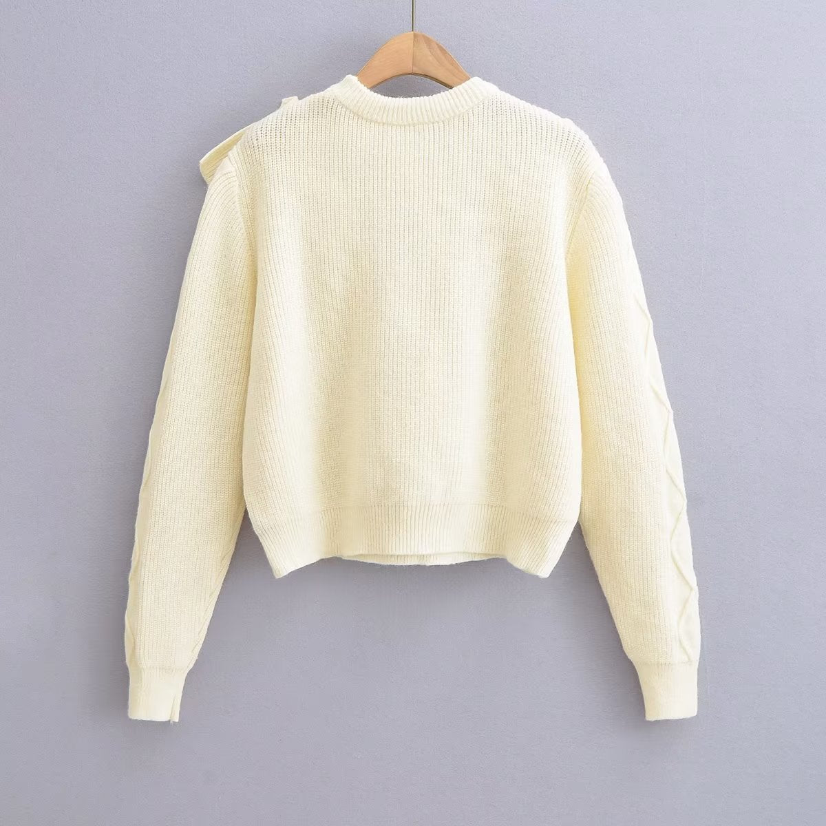 Sanfter weißer gerüschter Häkelpullover