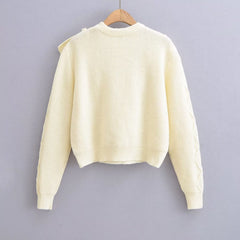 Sanfter weißer gerüschter Häkelpullover