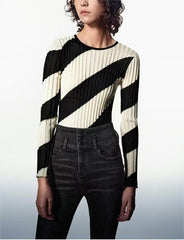 Schmaler Pullover mit kontrastierender Unterseite