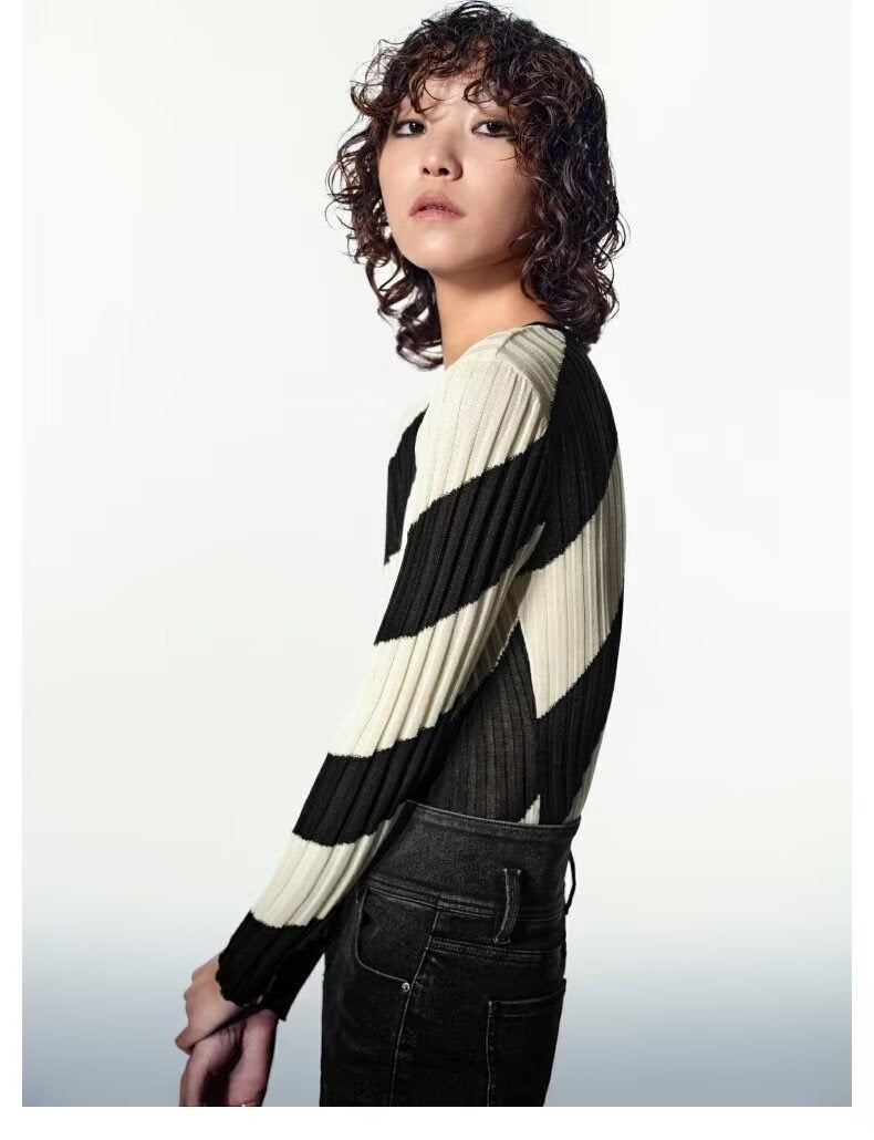 Schmaler Pullover mit kontrastierender Unterseite