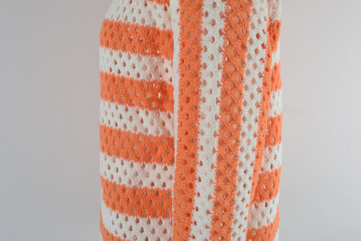Früher, ausgehöhlter, Ausschnitt, gestreifter Rundhalsausschnitt, lange Ärmel, Strickmode, übergroßer Pullover