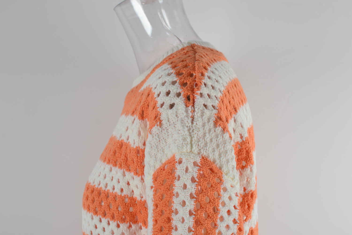 Früher, ausgehöhlter, Ausschnitt, gestreifter Rundhalsausschnitt, lange Ärmel, Strickmode, übergroßer Pullover