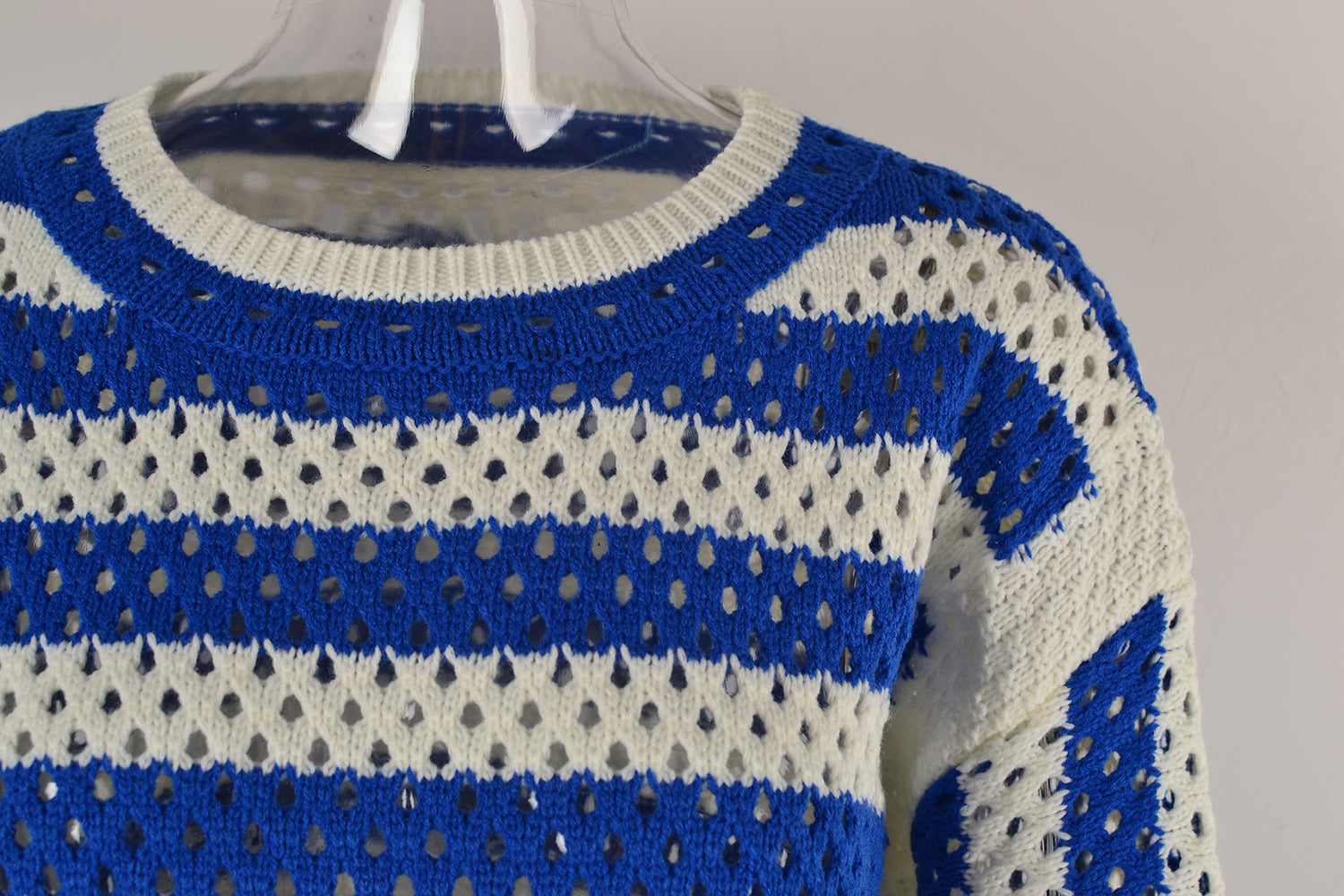 Früher, ausgehöhlter, Ausschnitt, gestreifter Rundhalsausschnitt, lange Ärmel, Strickmode, übergroßer Pullover
