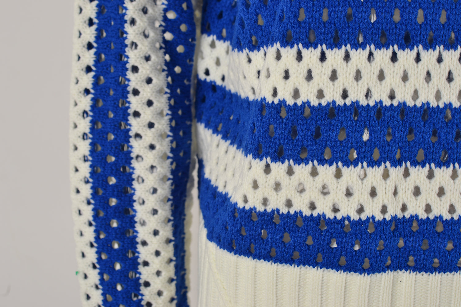 Früher, ausgehöhlter, Ausschnitt, gestreifter Rundhalsausschnitt, lange Ärmel, Strickmode, übergroßer Pullover