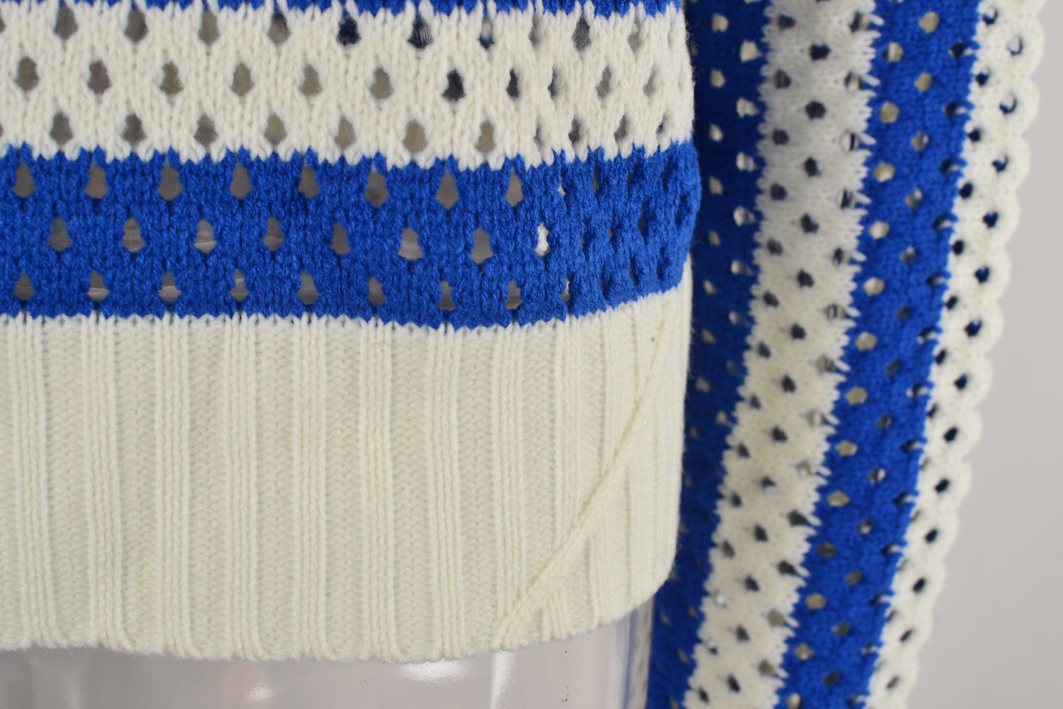 Früher, ausgehöhlter, Ausschnitt, gestreifter Rundhalsausschnitt, lange Ärmel, Strickmode, übergroßer Pullover
