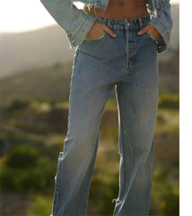 Lässige Hose mit geradem Bein und perforierter Lochdekoration. Lockere Jeans mit mittlerer Taille