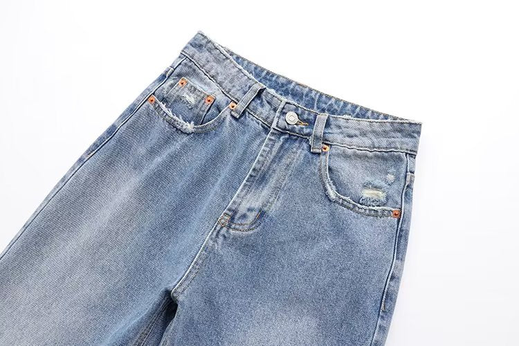 Lässige Hose mit geradem Bein und perforierter Lochdekoration. Lockere Jeans mit mittlerer Taille