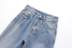 Lässige Hose mit geradem Bein und perforierter Lochdekoration. Lockere Jeans mit mittlerer Taille