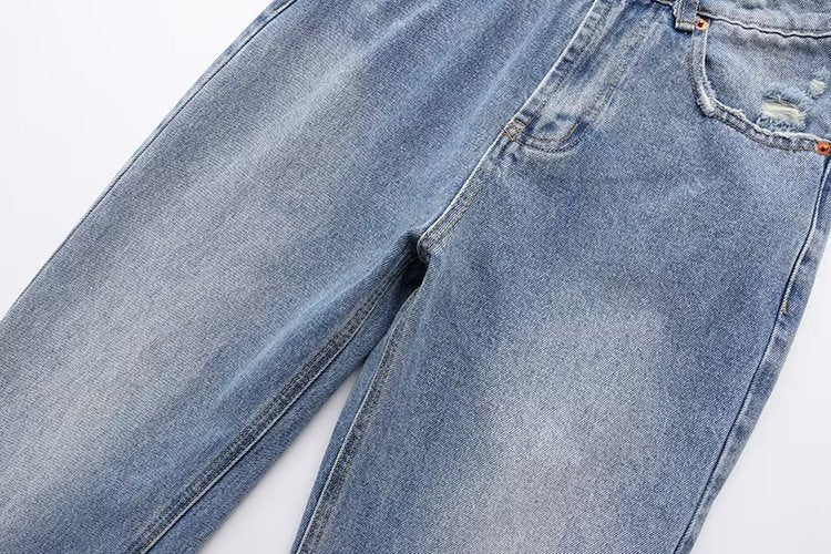Lässige Hose mit geradem Bein und perforierter Lochdekoration. Lockere Jeans mit mittlerer Taille
