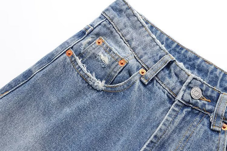 Lässige Hose mit geradem Bein und perforierter Lochdekoration. Lockere Jeans mit mittlerer Taille
