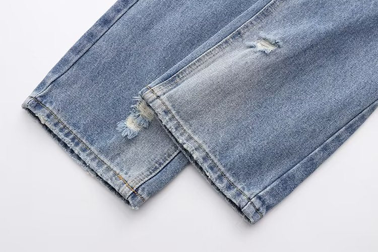 Lässige Hose mit geradem Bein und perforierter Lochdekoration. Lockere Jeans mit mittlerer Taille