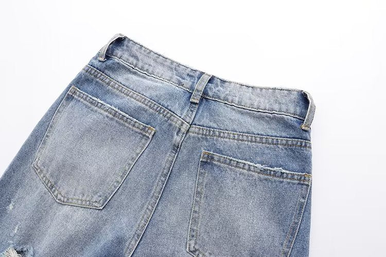 Lässige Hose mit geradem Bein und perforierter Lochdekoration. Lockere Jeans mit mittlerer Taille