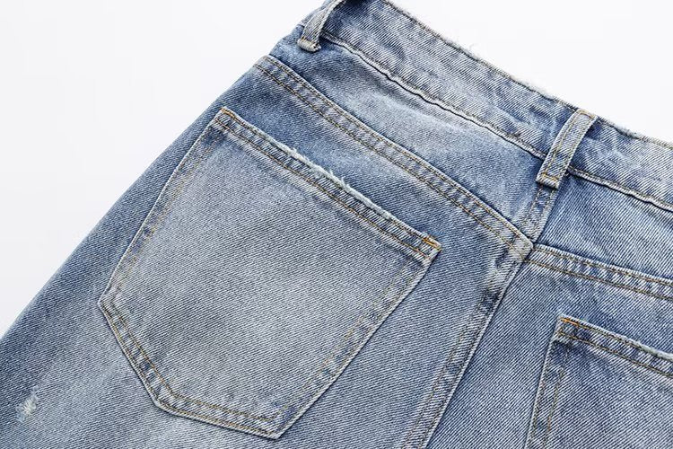 Lässige Hose mit geradem Bein und perforierter Lochdekoration. Lockere Jeans mit mittlerer Taille