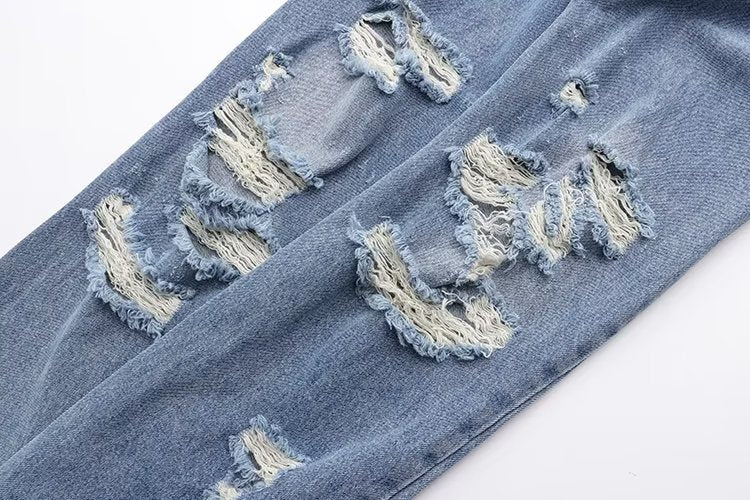 Lässige Hose mit geradem Bein und perforierter Lochdekoration. Lockere Jeans mit mittlerer Taille