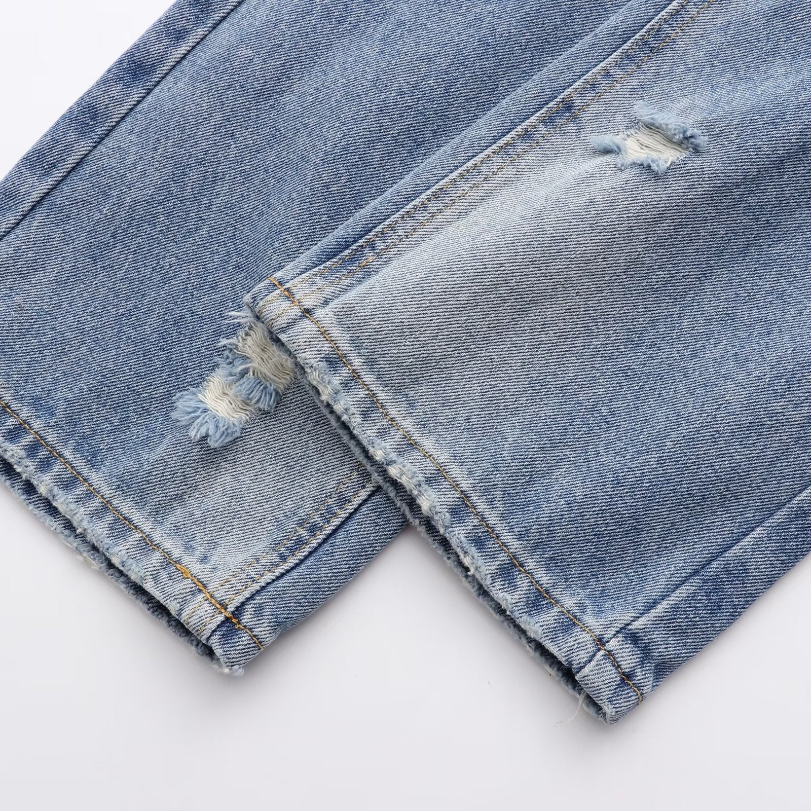 Lässige Hose mit geradem Bein und perforierter Lochdekoration. Lockere Jeans mit mittlerer Taille