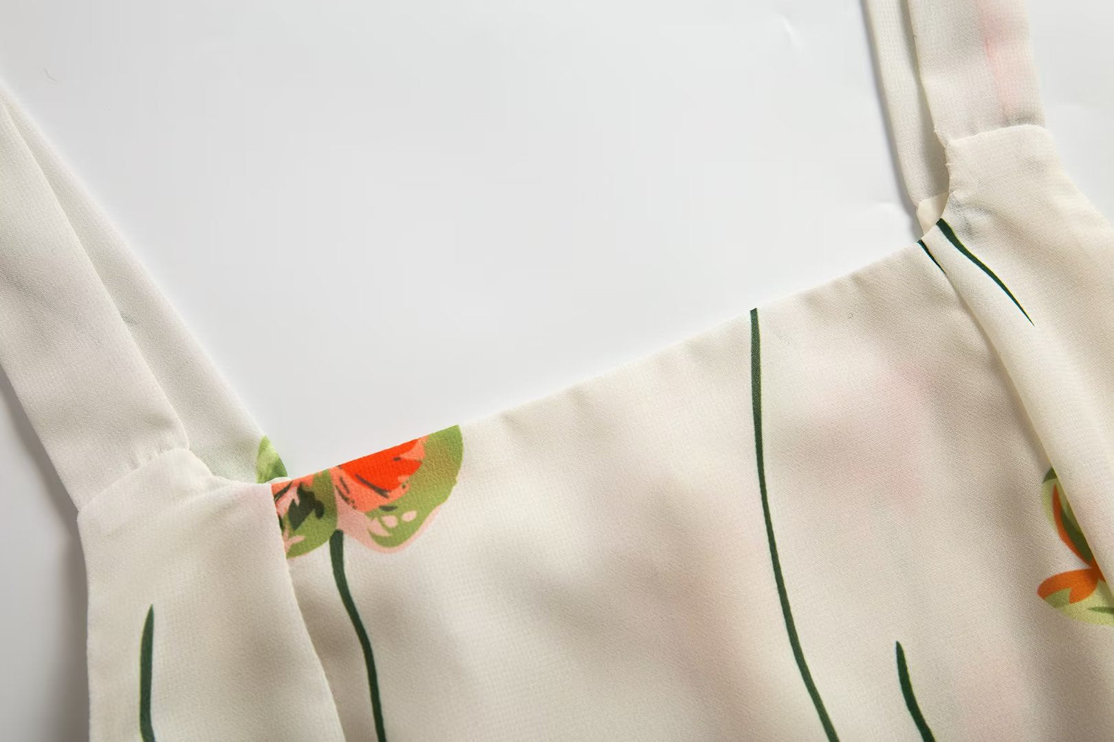 Elegantes Kleid mit hohem Schlitz und Trägern im französischen Pastoral-Print, Tube-Top, mittellanges Kleid