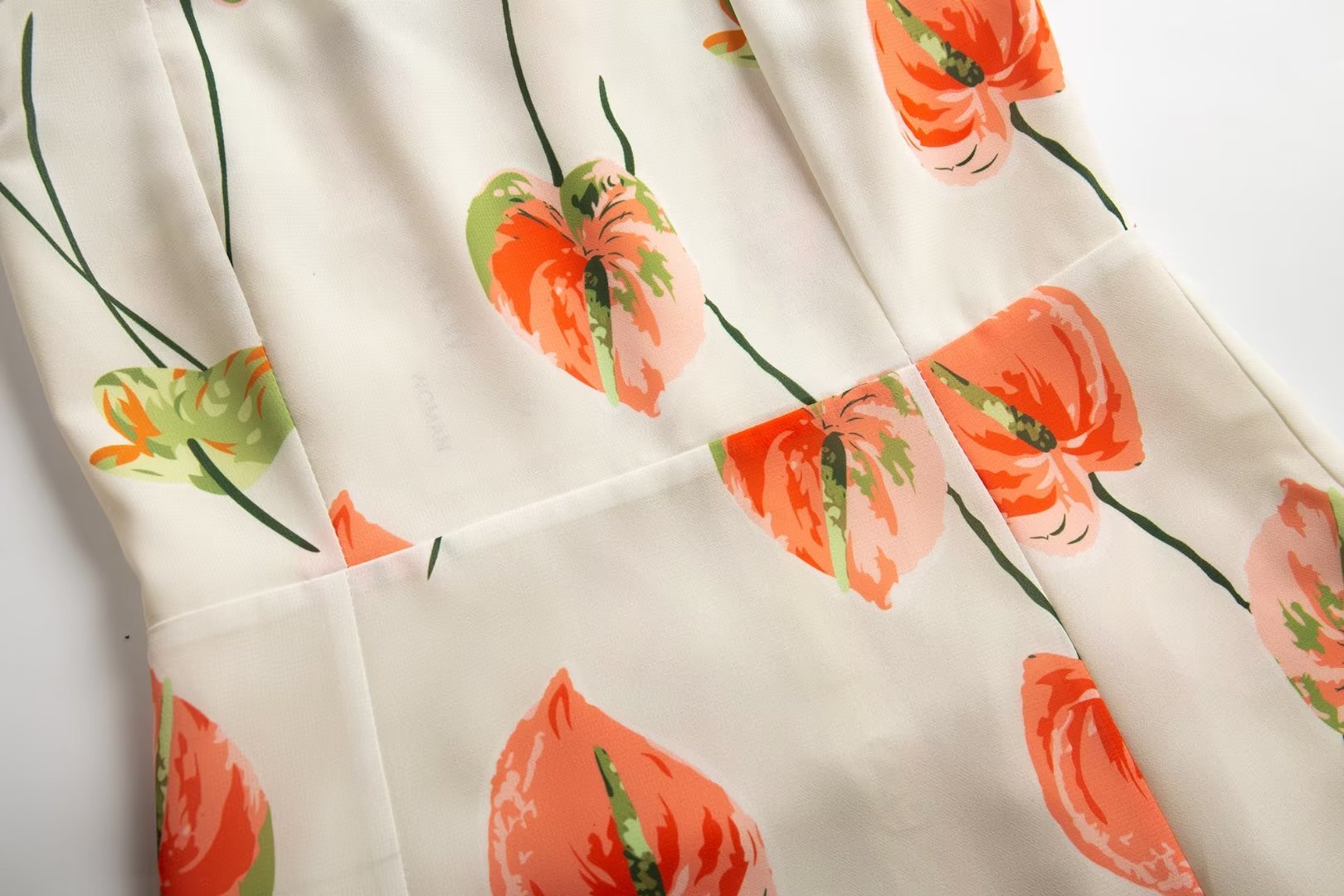 Elegantes Kleid mit hohem Schlitz und Trägern im französischen Pastoral-Print, Tube-Top, mittellanges Kleid