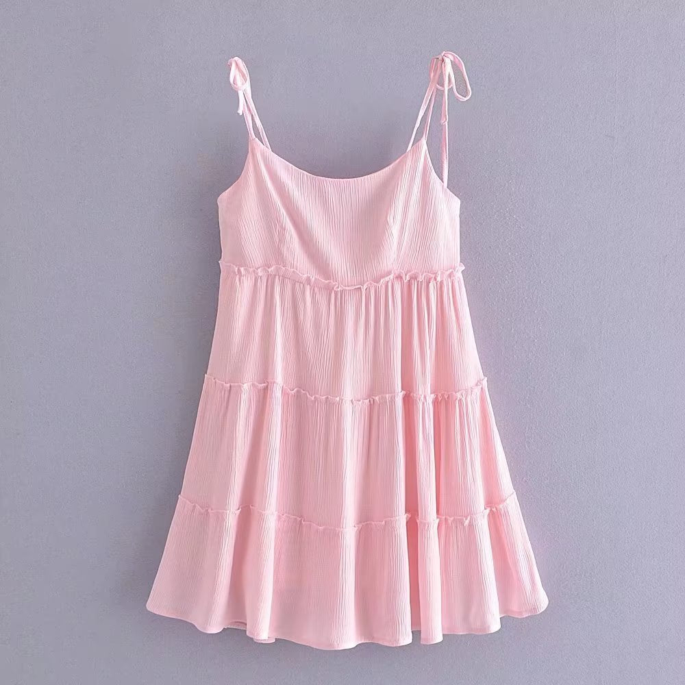 Robe courte ample à bretelles roses et coutures superposées