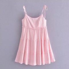 Robe courte ample à bretelles roses et coutures superposées