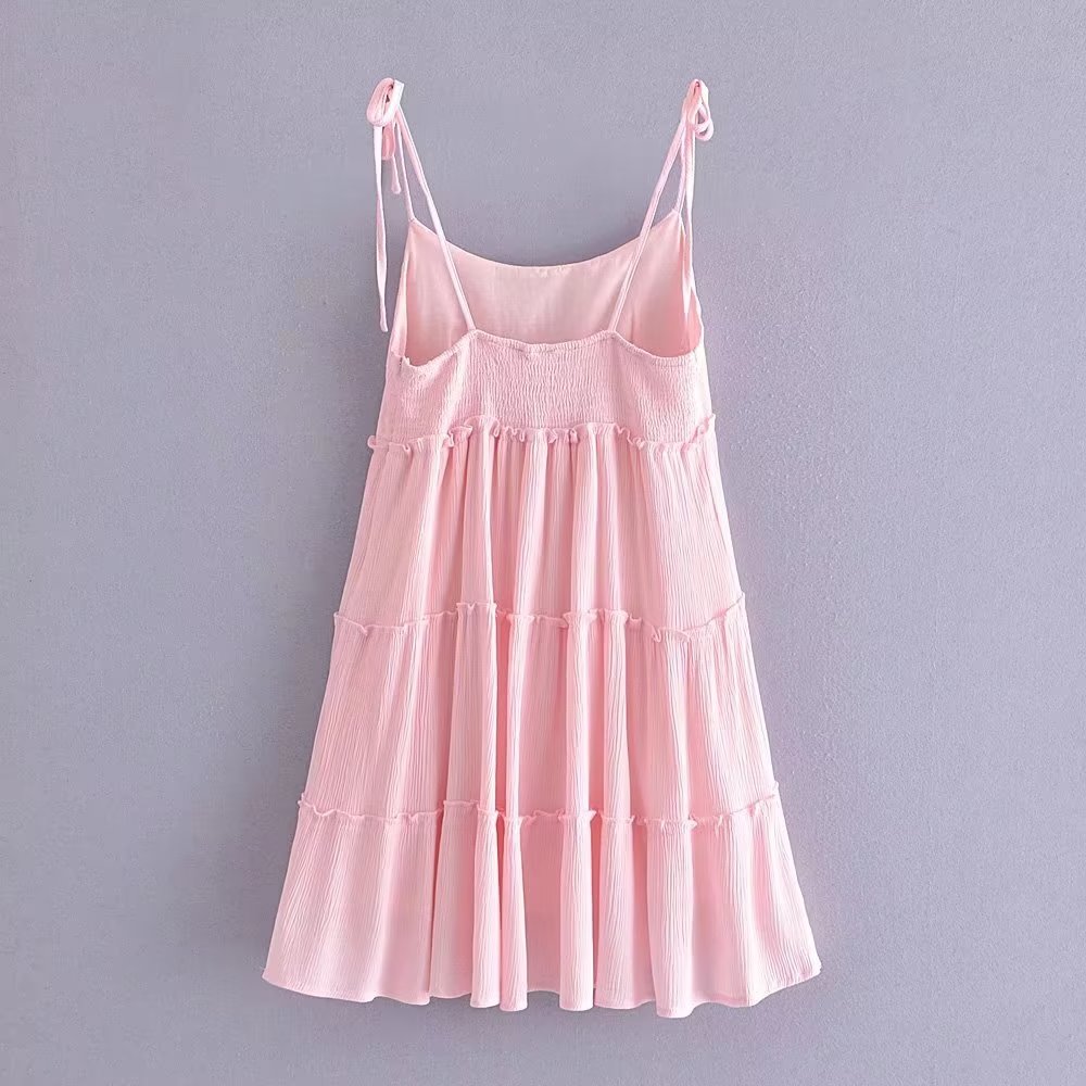 Robe courte ample à bretelles roses et coutures superposées