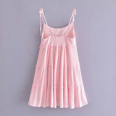 Robe courte ample à bretelles roses et coutures superposées