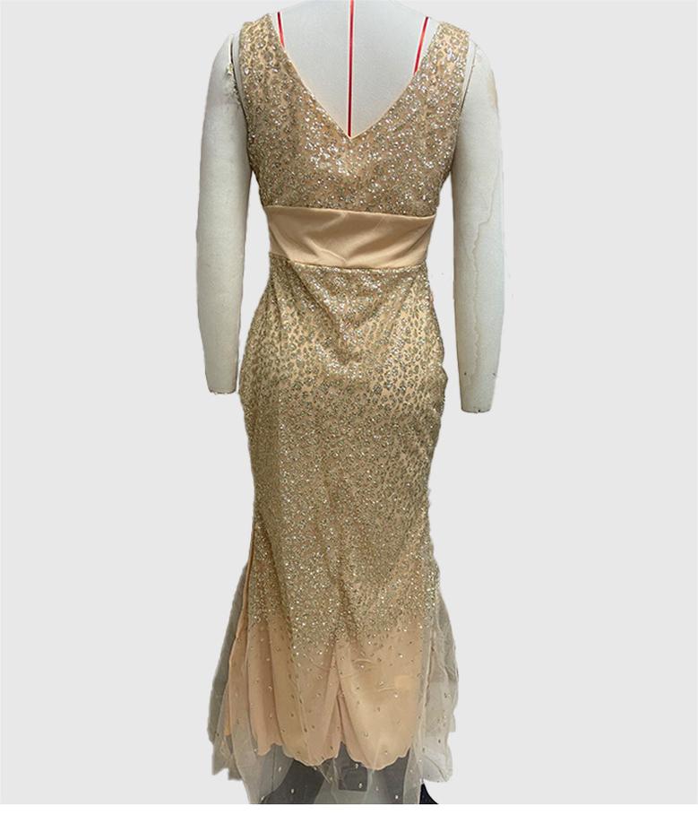 Robe à col en V et bretelles fendues dorées