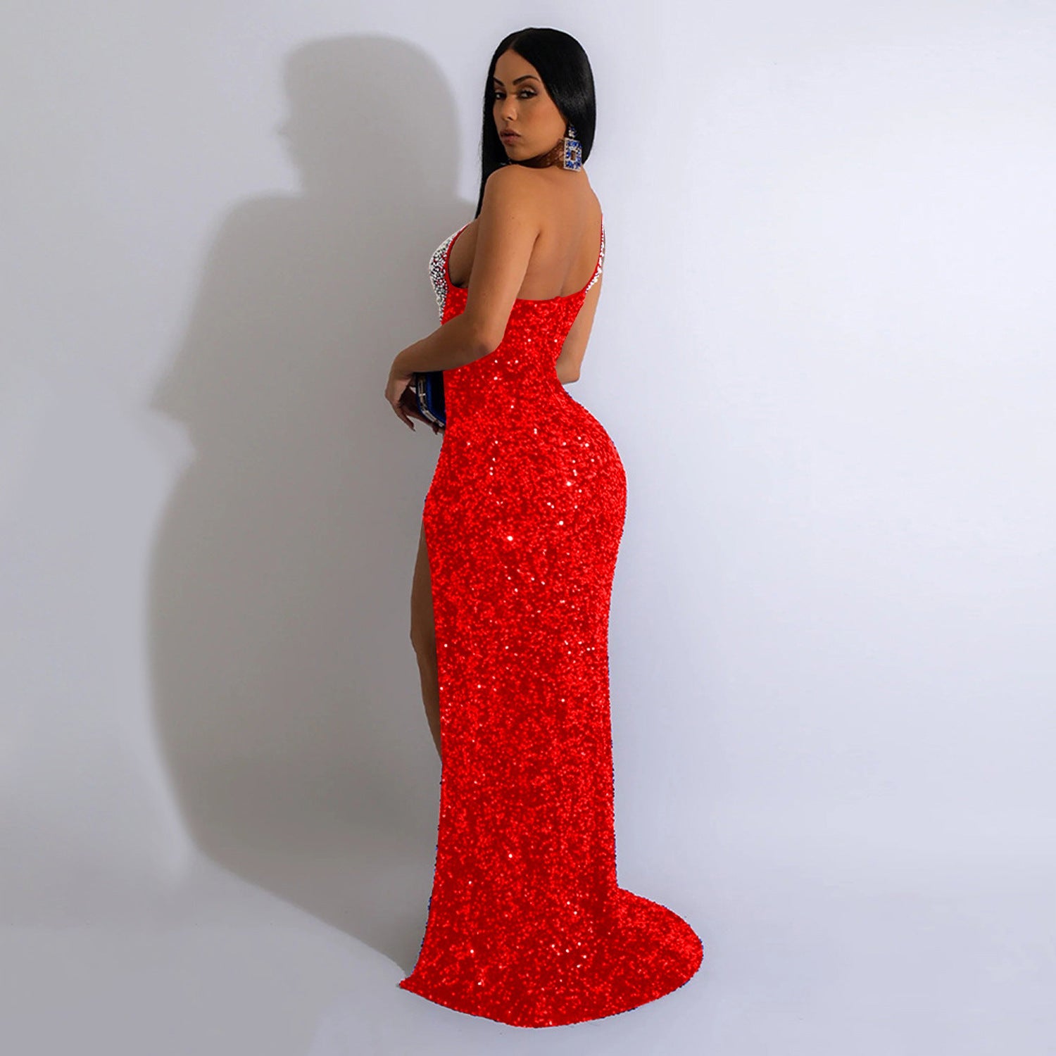 Portez une robe longue sans manches à paillettes et strass de couleur unie