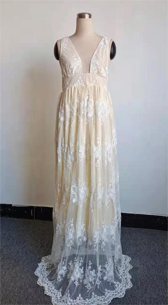 Robe de mariée en dentelle sans manches à col en V