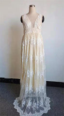 Robe de mariée en dentelle sans manches à col en V