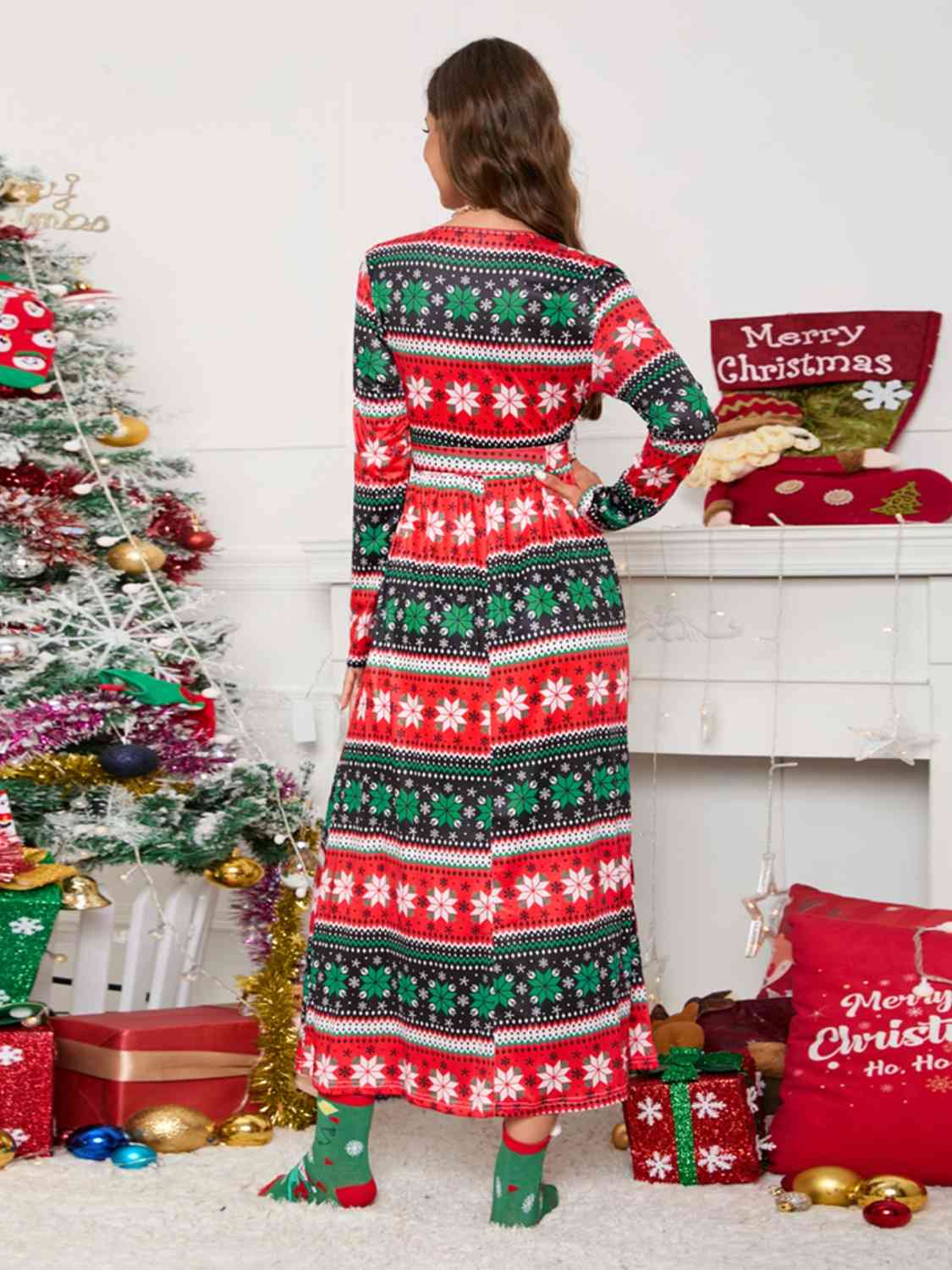 Robe à col surplis, manches longues et ceinture nouée