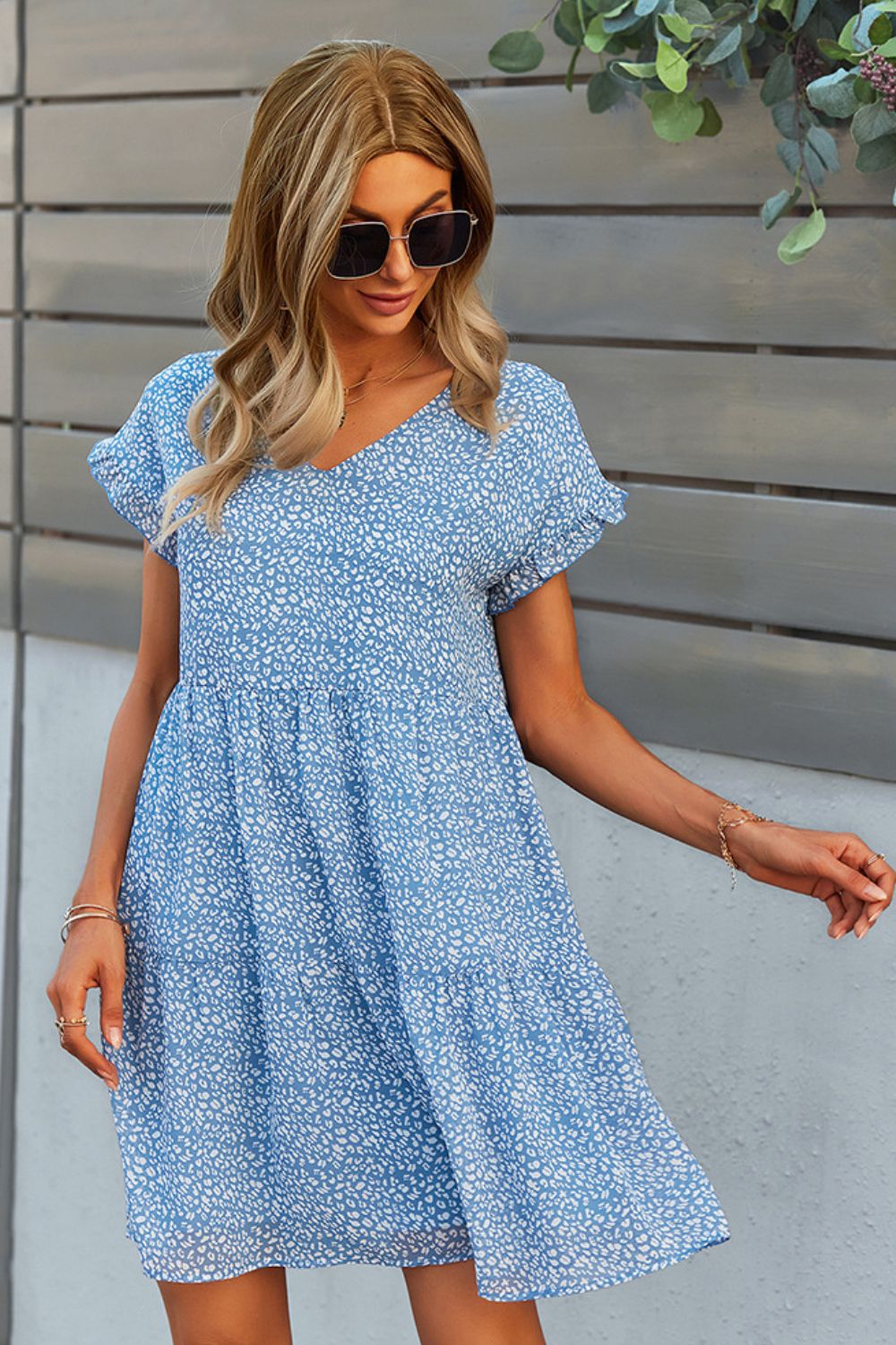 Robe imprimée à col en V et manches courtes à volants
