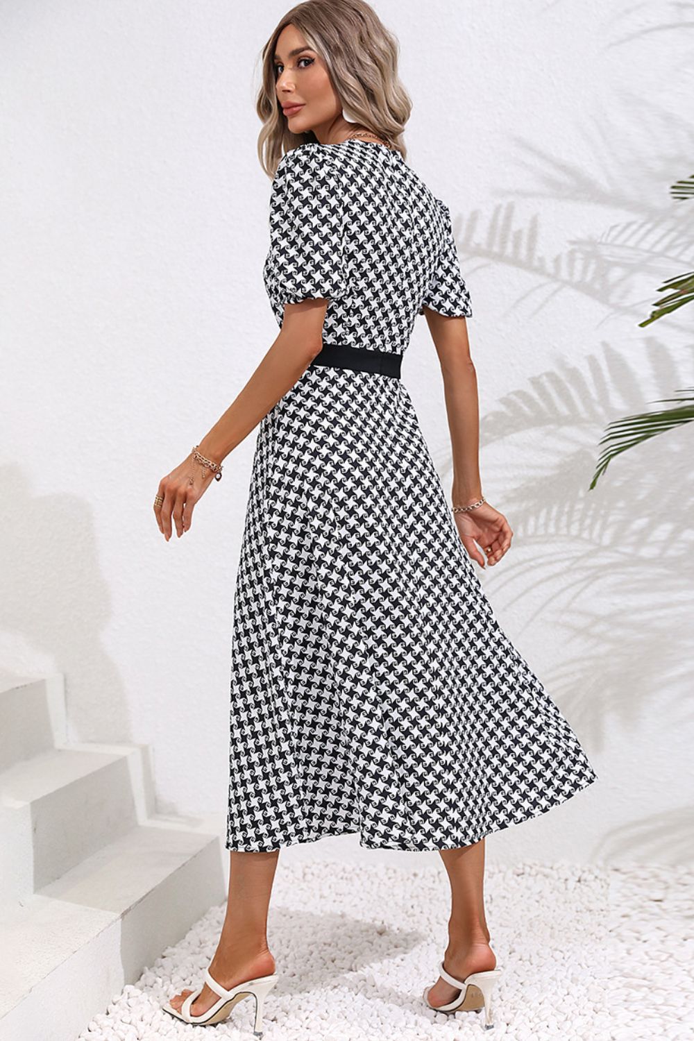 Robe fendue à col en V et boutons décoratifs imprimés