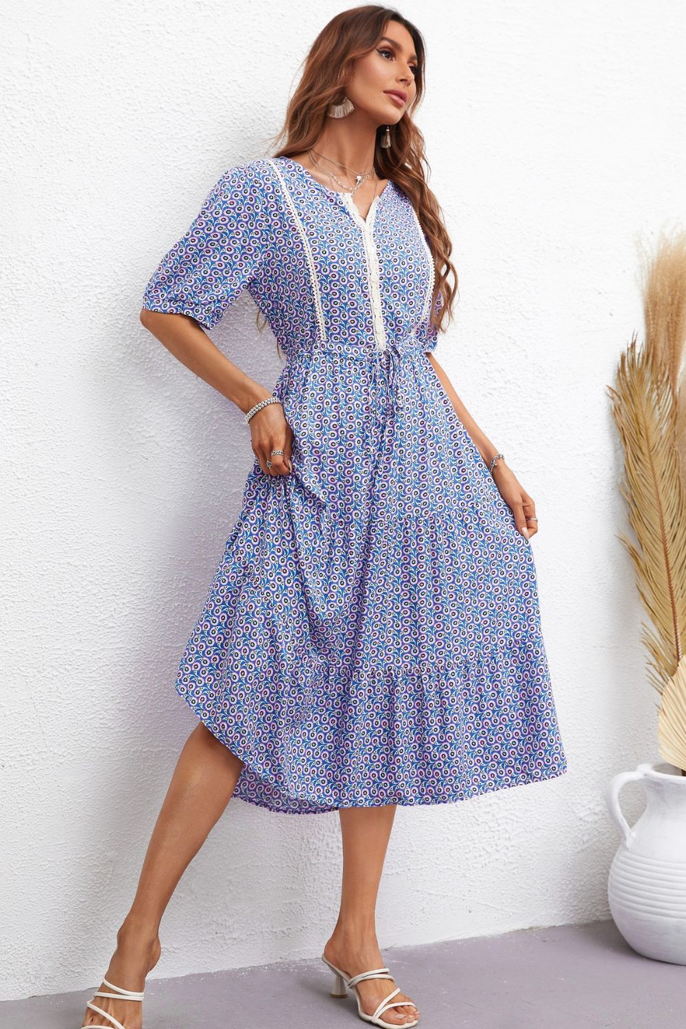 Robe imprimée à taille avec cordon de serrage et col cranté