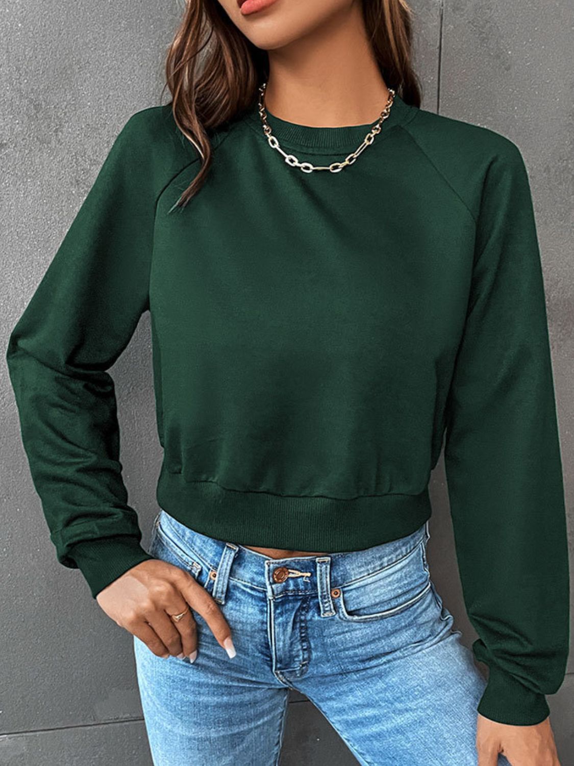 Kurzes Sweatshirt mit Raglanärmeln und Rundhalsausschnitt
