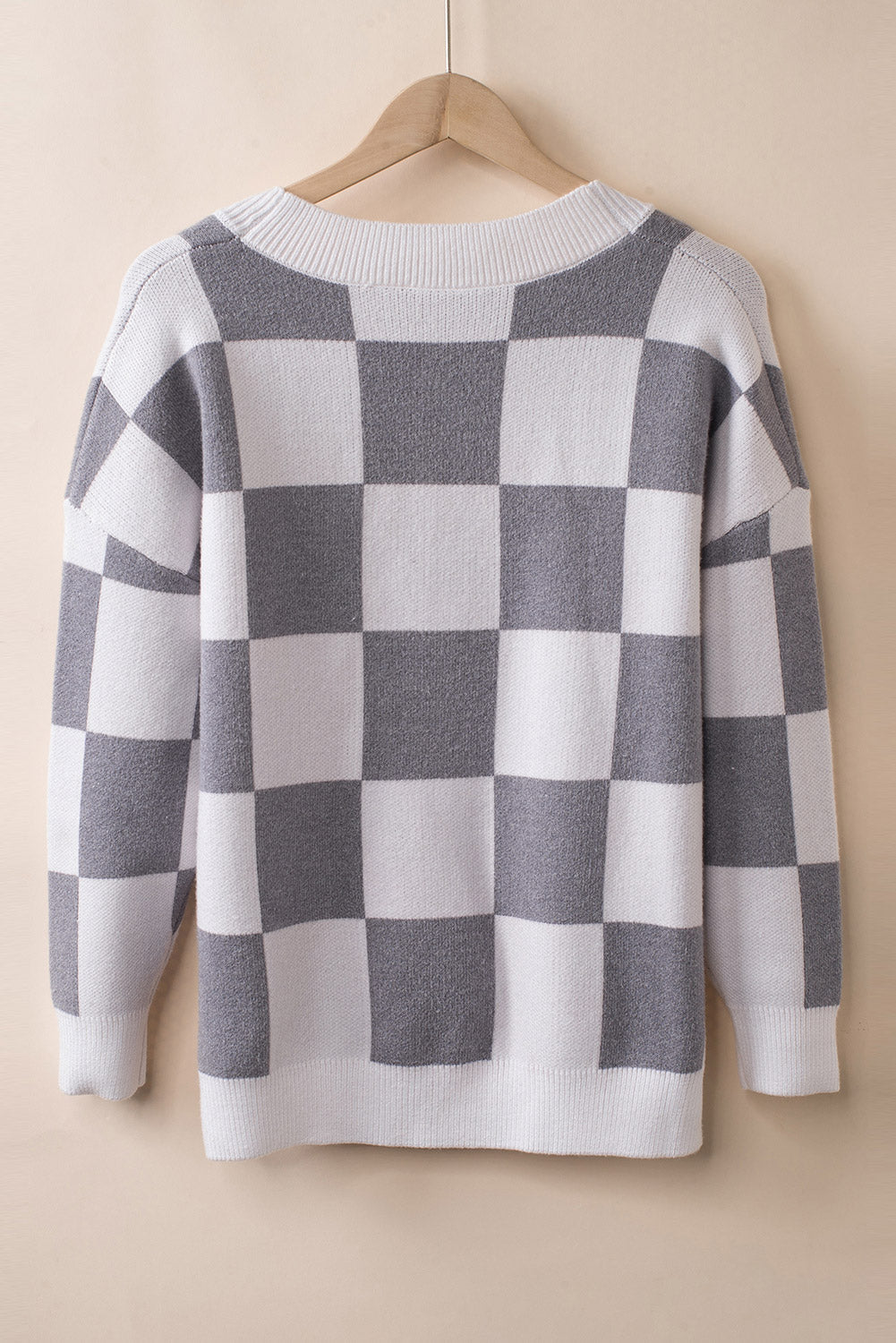 Braune Strickjacke mit Farbblock-Muster und geripptem Strick und Knopfleiste