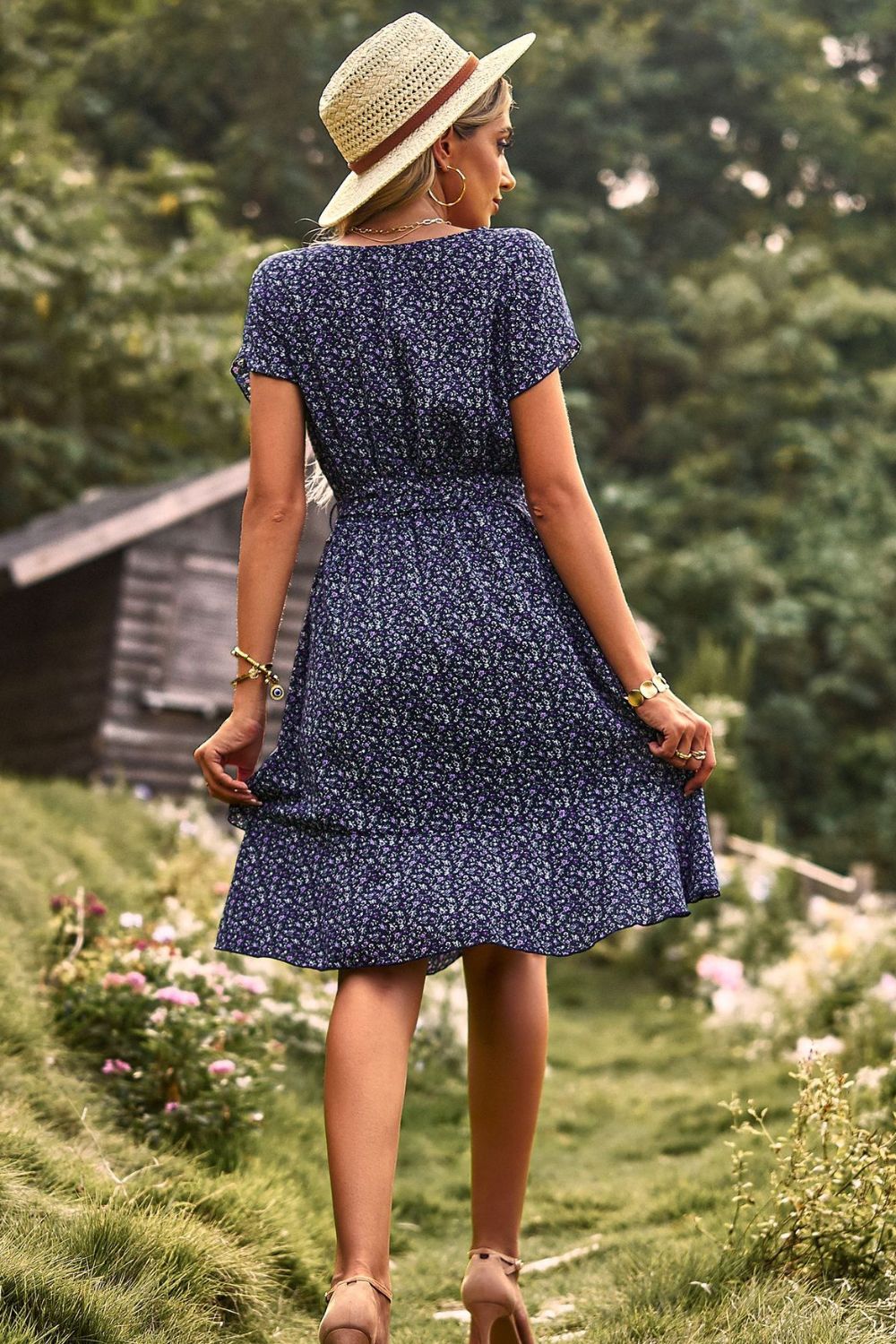 Mini-robe ceinturée à col rond et manches pétales