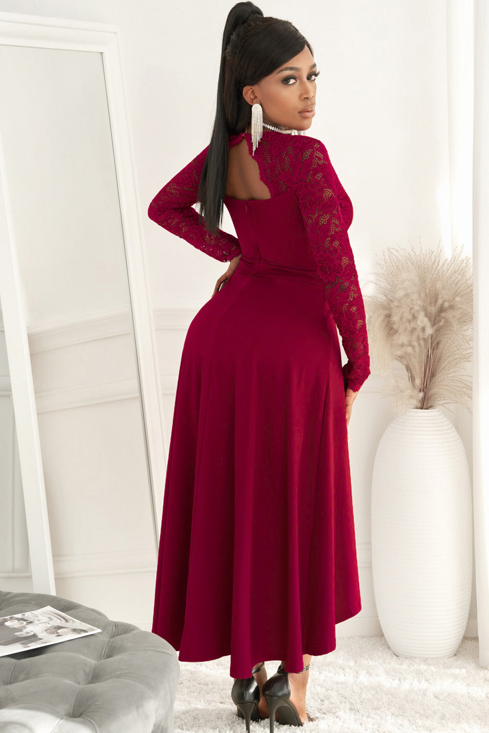 Robe en dentelle à col en V asymétrique