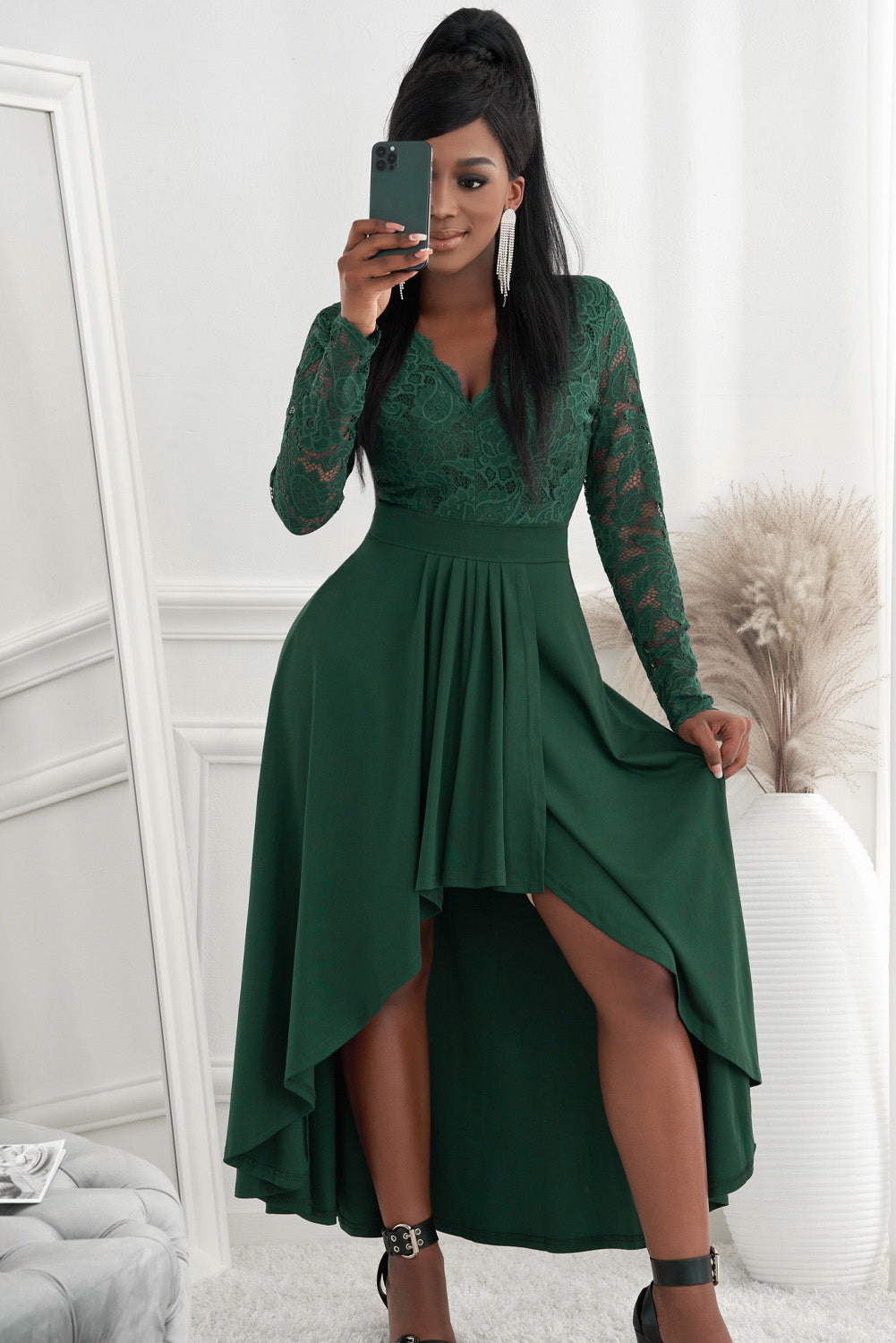 Robe en dentelle à col en V asymétrique